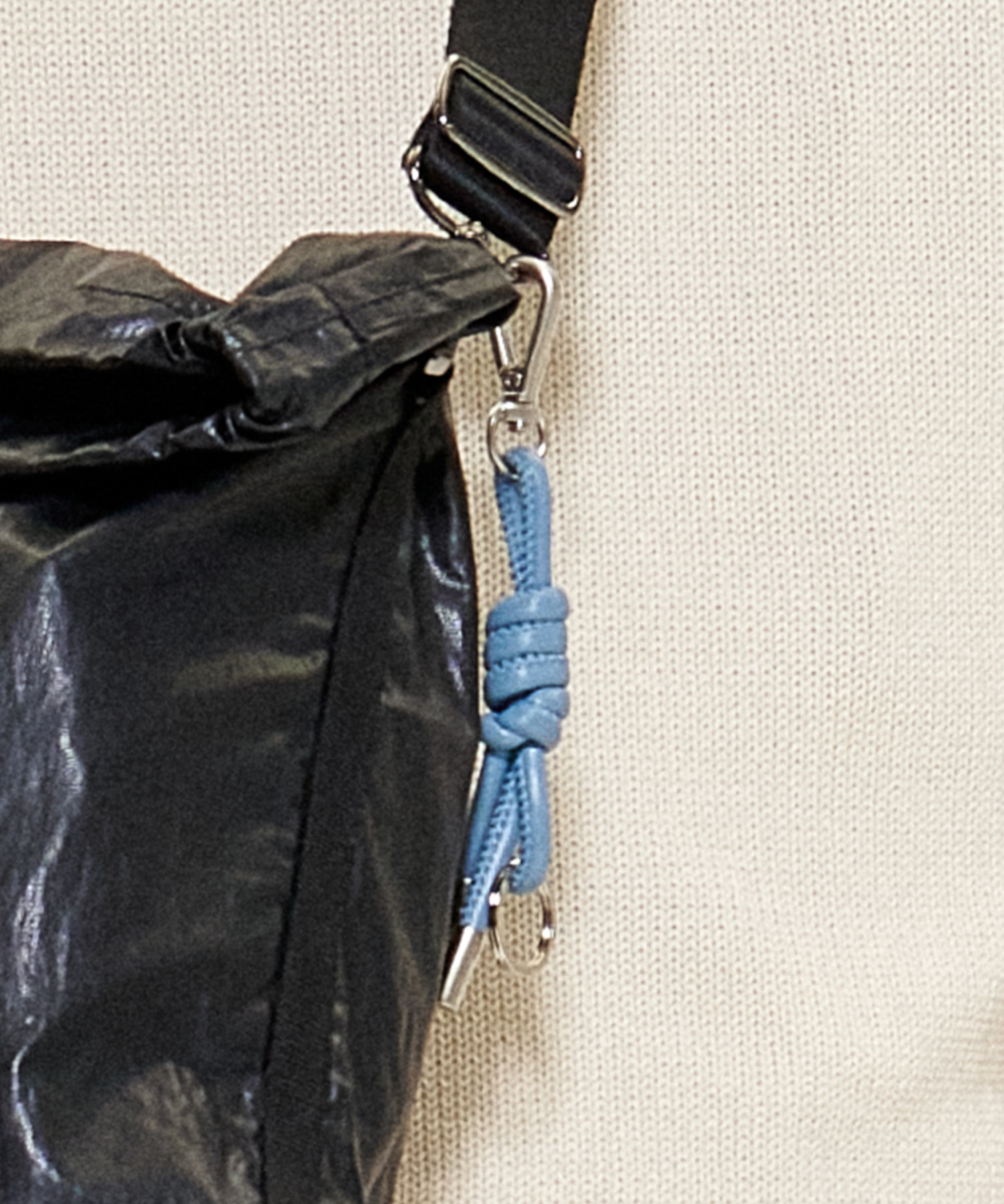 Knotted leather keyring BLUE
